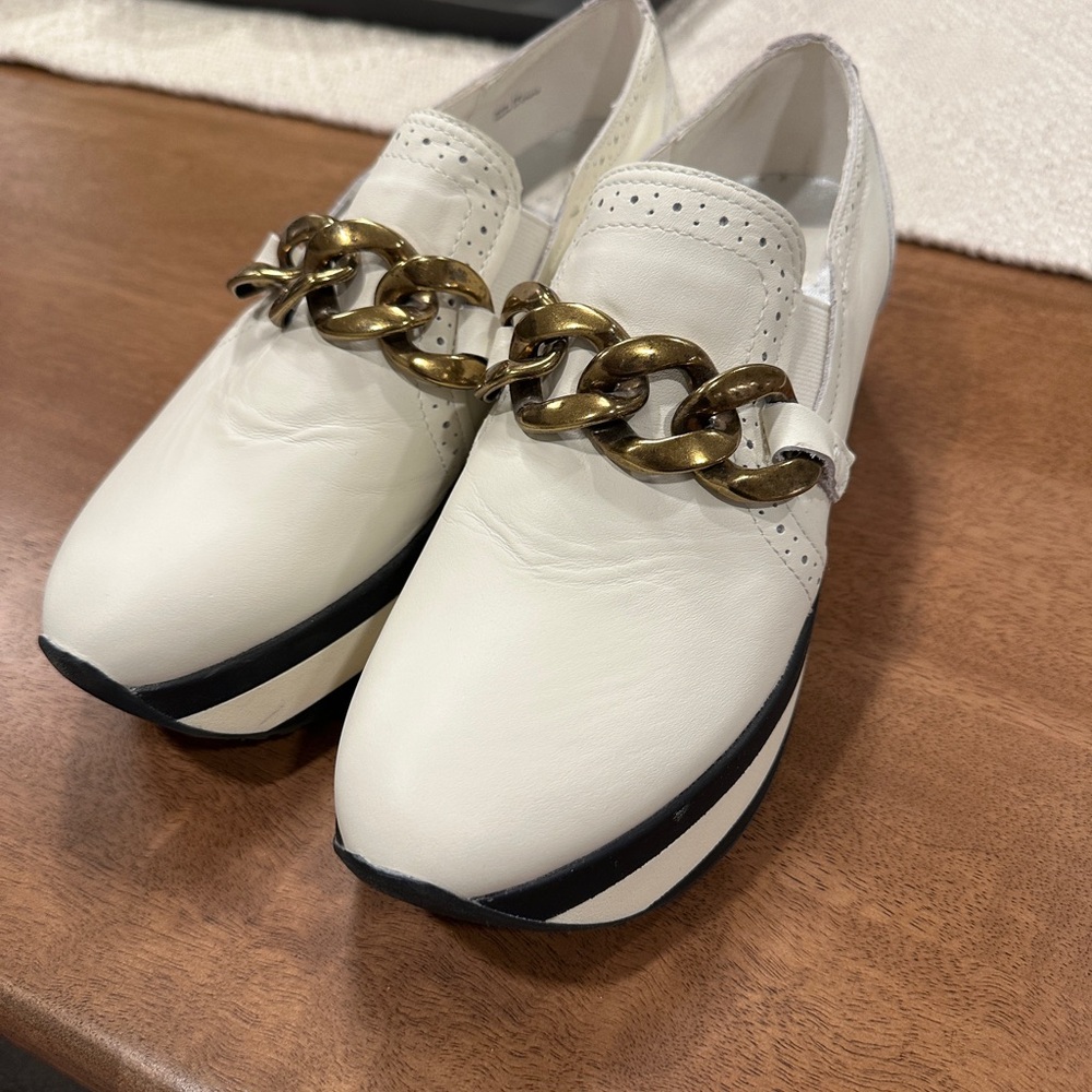Dolce Vita Elegant White Loafers with Gold Chain